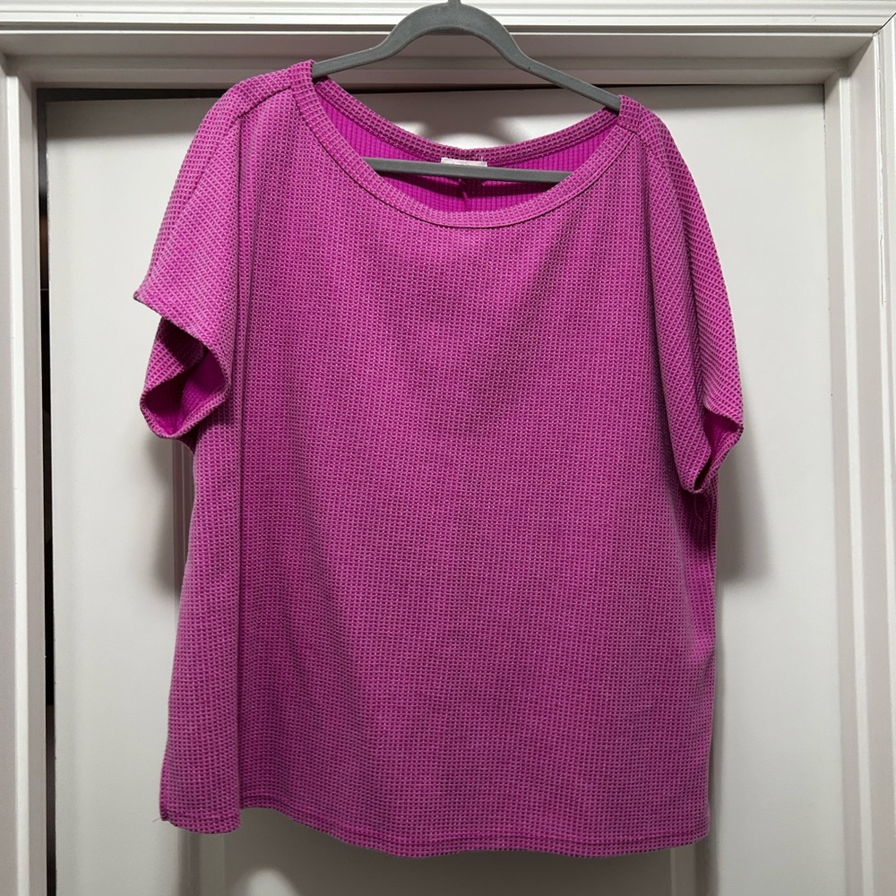 Hot pink waffle knit, short sleeve top. Size 1x